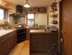 <b>称道是仆人正在榻榻米四周打制了书架</b>